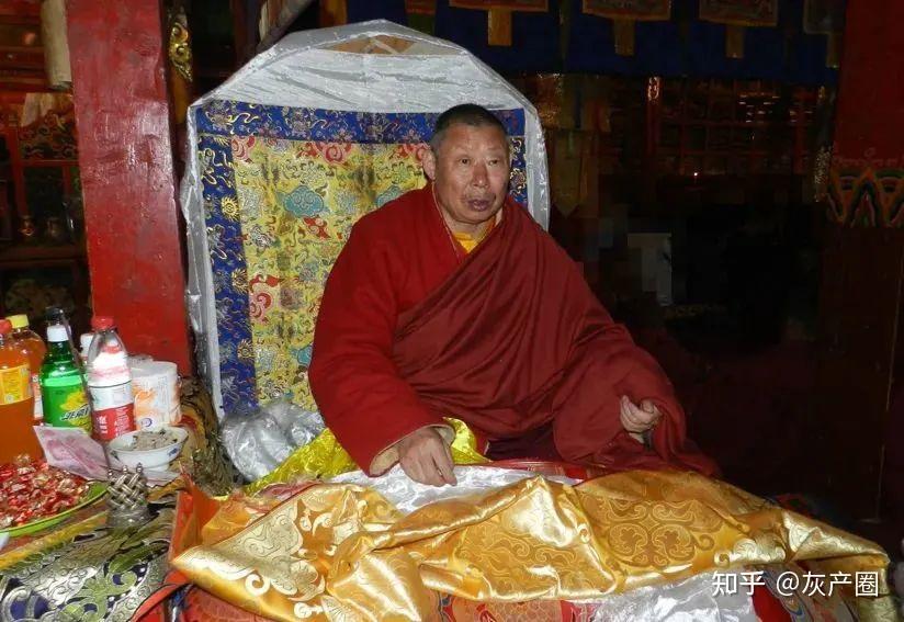 有了洛桑丹真这个假身份,王兴夫又在师弟鲁绒的帮助下,2008年,在四川