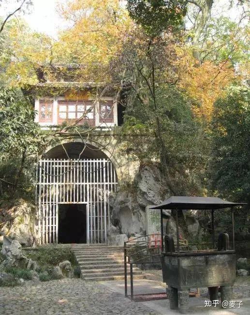 烟霞洞74我们来到的烟霞洞就坐落在西湖南高峰和翁家山间的烟霞岭上