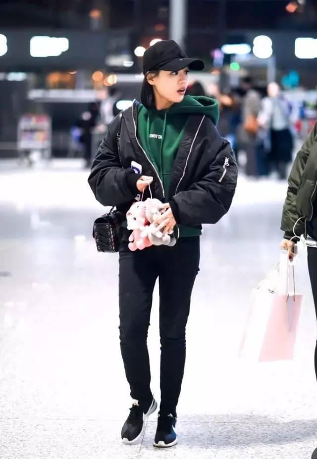 别再嫌弃卫衣普通了,这几种卫衣叠穿技巧学会,时髦精本人就是你