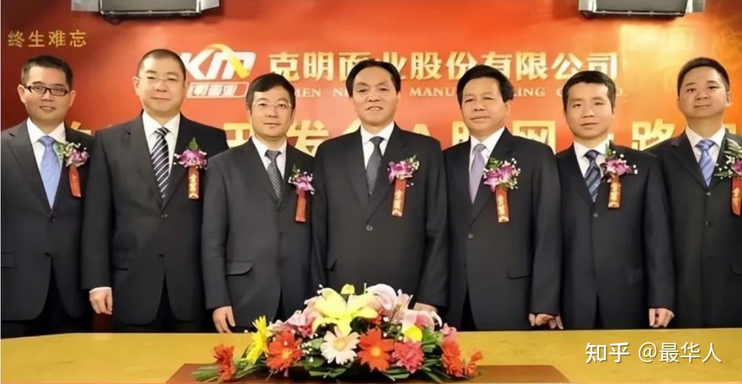 陈克明联合家中的兄弟姐妹,创办了家族企业——克明面业.