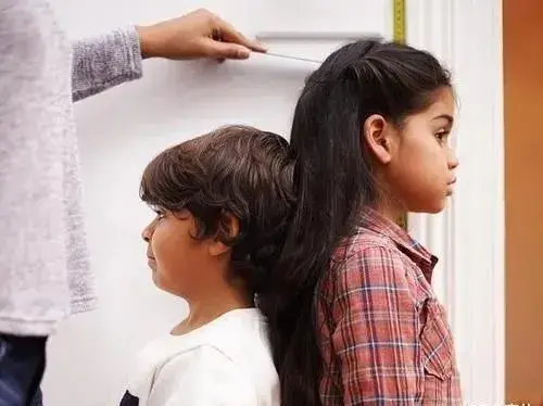 女童8岁前乳房发育,或者是10岁前月经来潮4.比同龄人矮半头3.