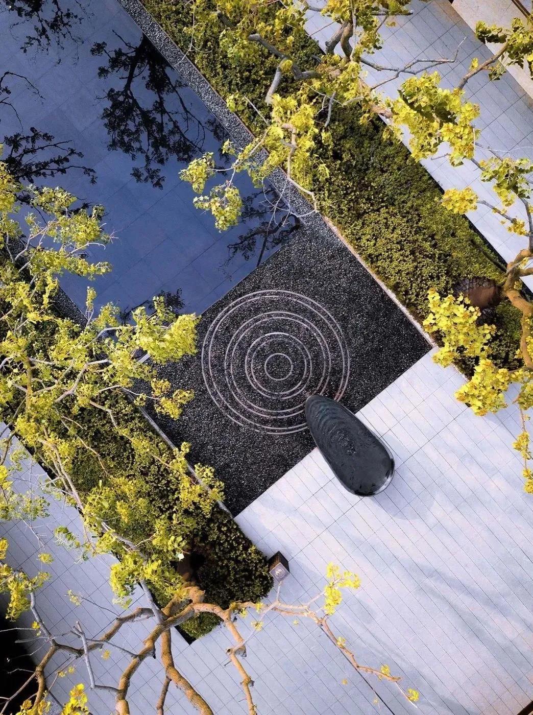 在庭院建造过程中,铺装是必不可少的元素之一,与公园地面铺装不同