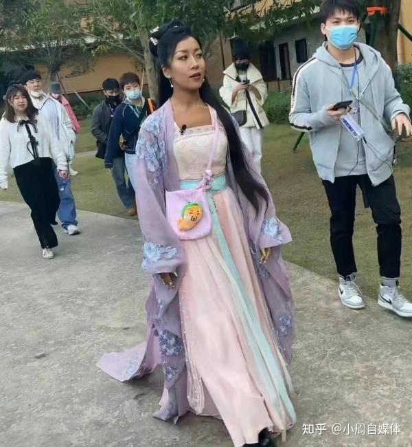 中国女歌手吉克隽逸近期在综艺节目《青春环游记》中,穿上古装cosplay