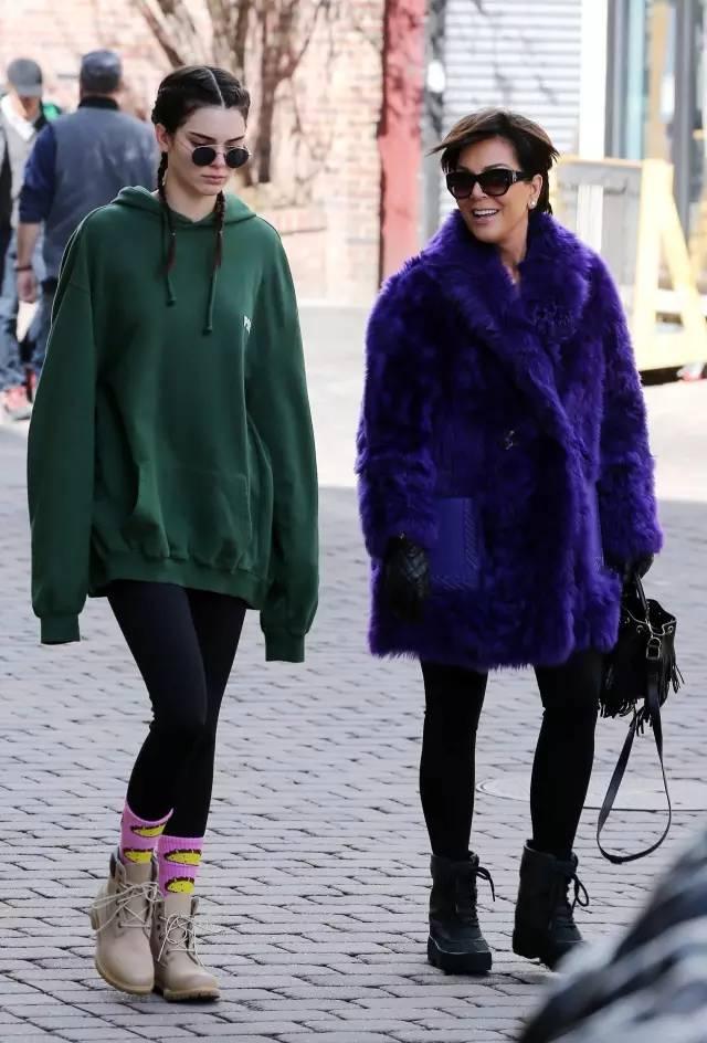 跟好姐们吃brunch的时候这样最合适,一条legging能穿四季就问你怕不怕