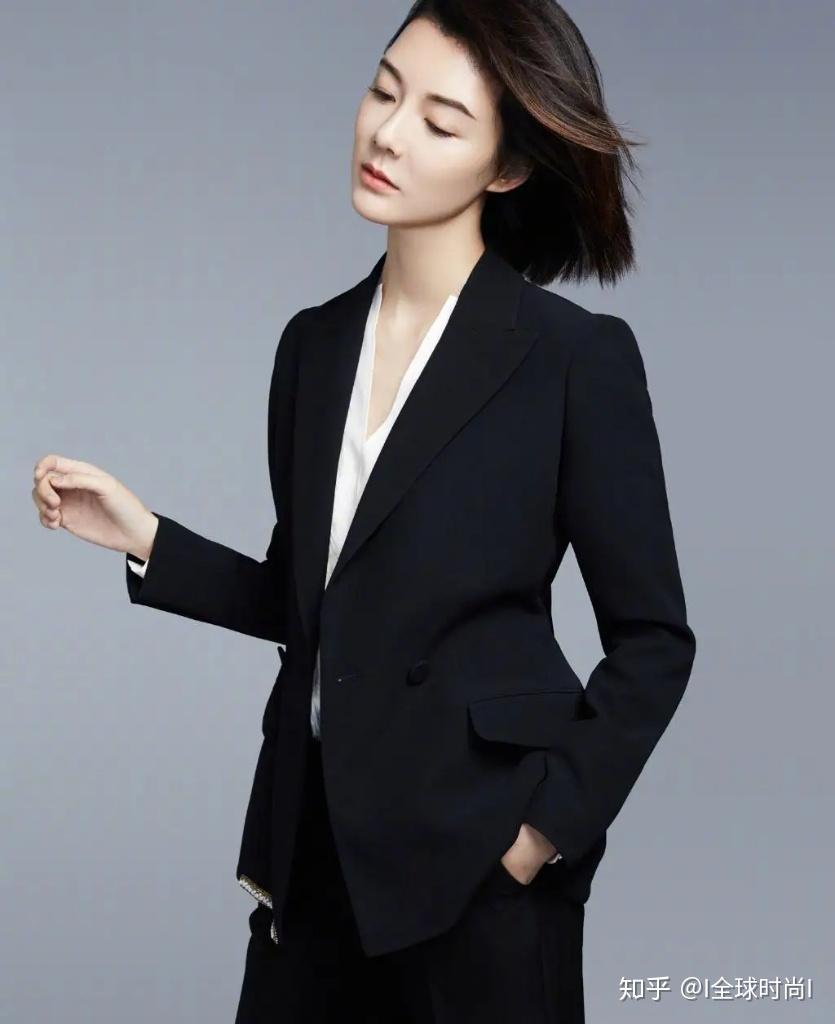 38岁车晓罕见亮相穿黑色一字肩如衣架子干练短发是重点