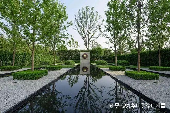 苏铁,金塔柏,石楠整形大叶黄杨等常用于花坛中心,广场中心等处中心植