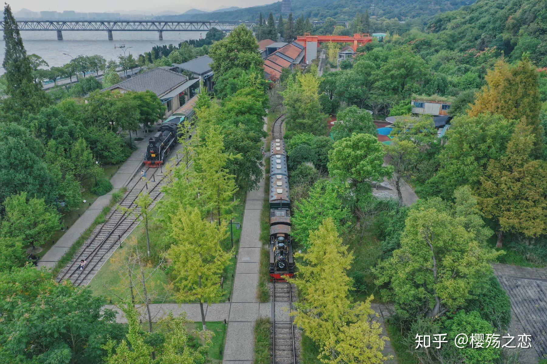 杭州最文艺的公园因绿皮火车而闻名堪称摄影师的天堂