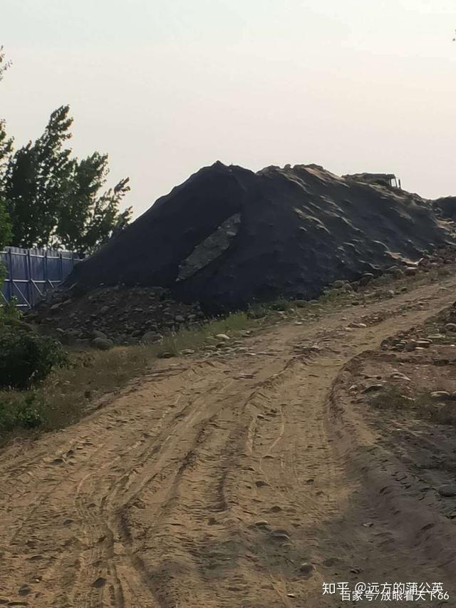 运送混凝土的大罐车不时出入.