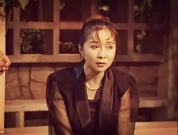 时下大热的阔腿背带裤她也是没有落下:除了丹丹姐和抓马queen,《我爱