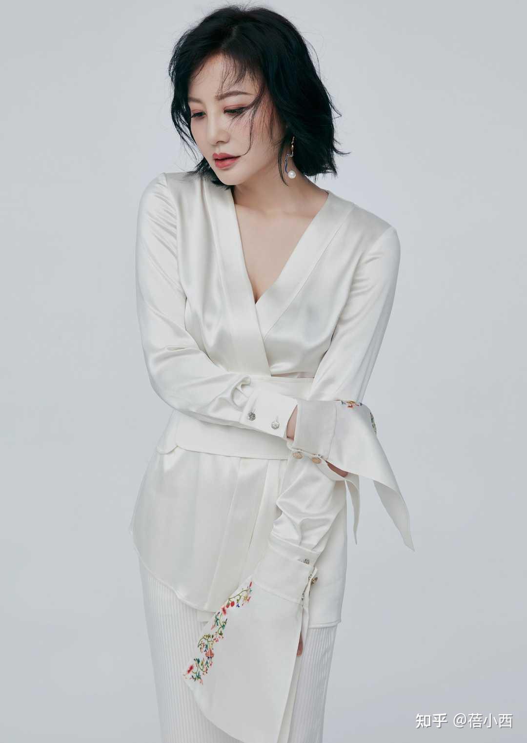 51岁陶红也太拼了吧穿蕾丝上衣透出内衣这身材60后里罕见