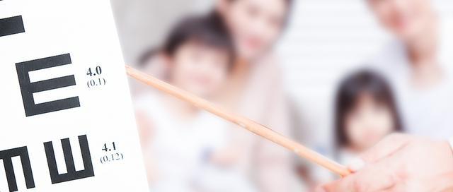 怎么在家测小孩散光眼镜度数正确 v2-28aea1fd7f3efba7c10757971745a0e3_r.jpg