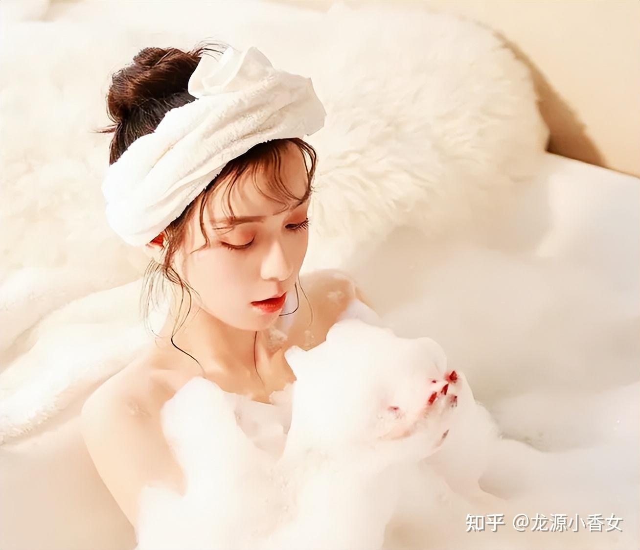年轻女士在家泡澡-蓝牛仔影像-中国原创广告影像素材