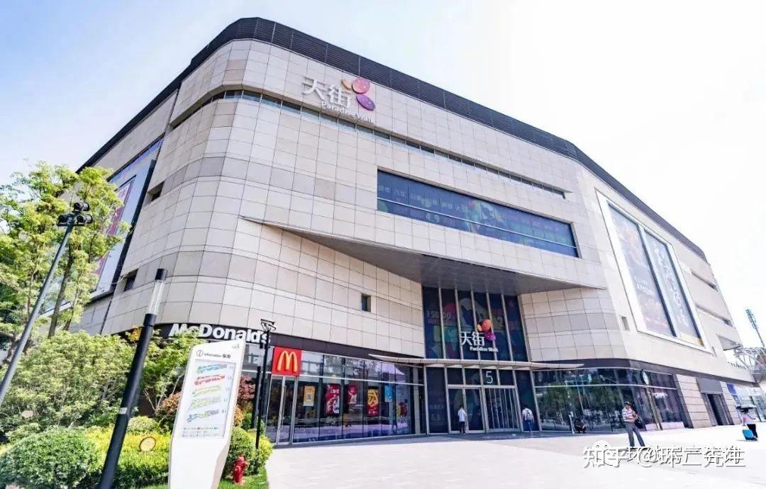 目前板块内的标杆小区保利叶上海均价约在6.