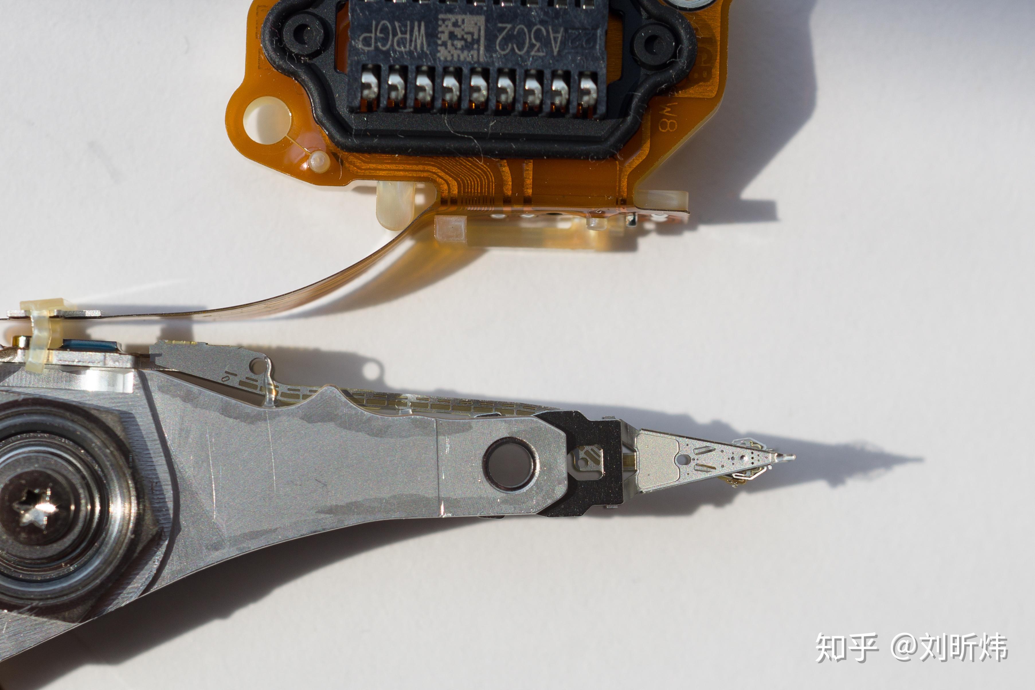 hgsthte25寸机械硬盘拆解看看磁头什么样