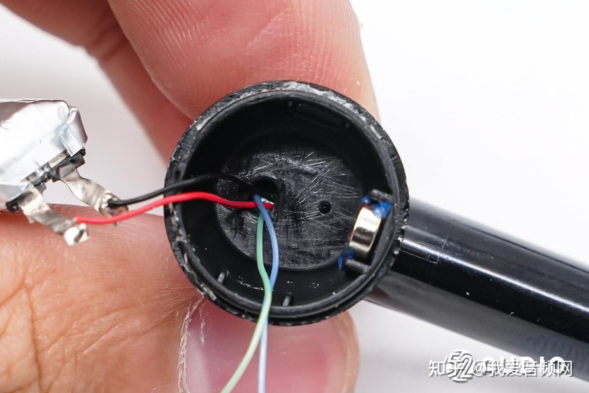 耳机前腔壳体内侧结构一览.扬声器单元设置于耳机后腔壳体内部