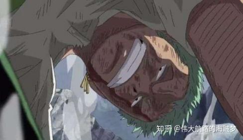 索隆义无反顾替路飞承受了所有伤害,当时明明被打得无比惨烈,他却淡淡