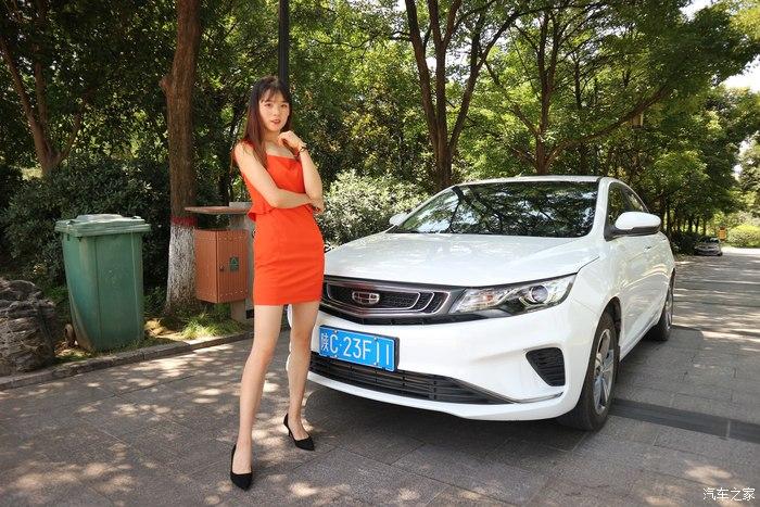 时尚辣妈再次出镜当帝豪gl车模,s型身材让人羡慕