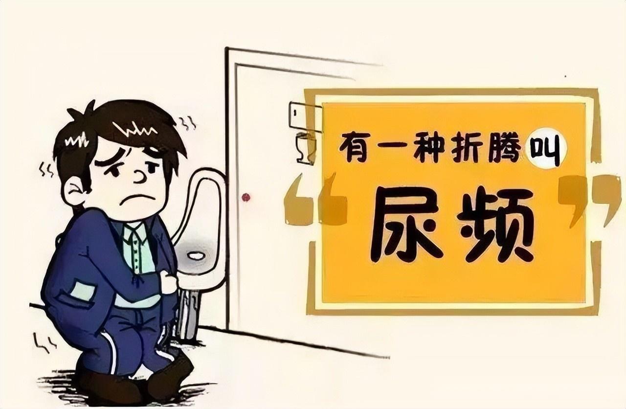 武汉男子在地铁站内撒尿 女子仔细偷看 0A9