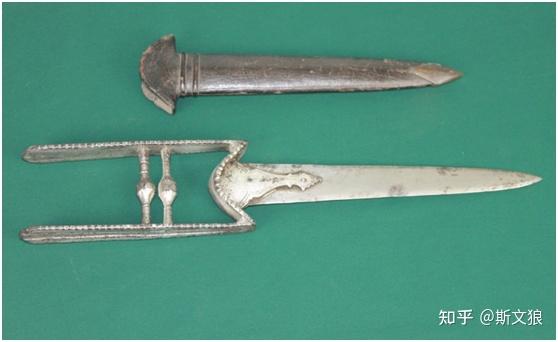 剑,其柄甚大,雕刻工艺极为精美,常作各种奇兽形,有如中国绣鸾刀上的