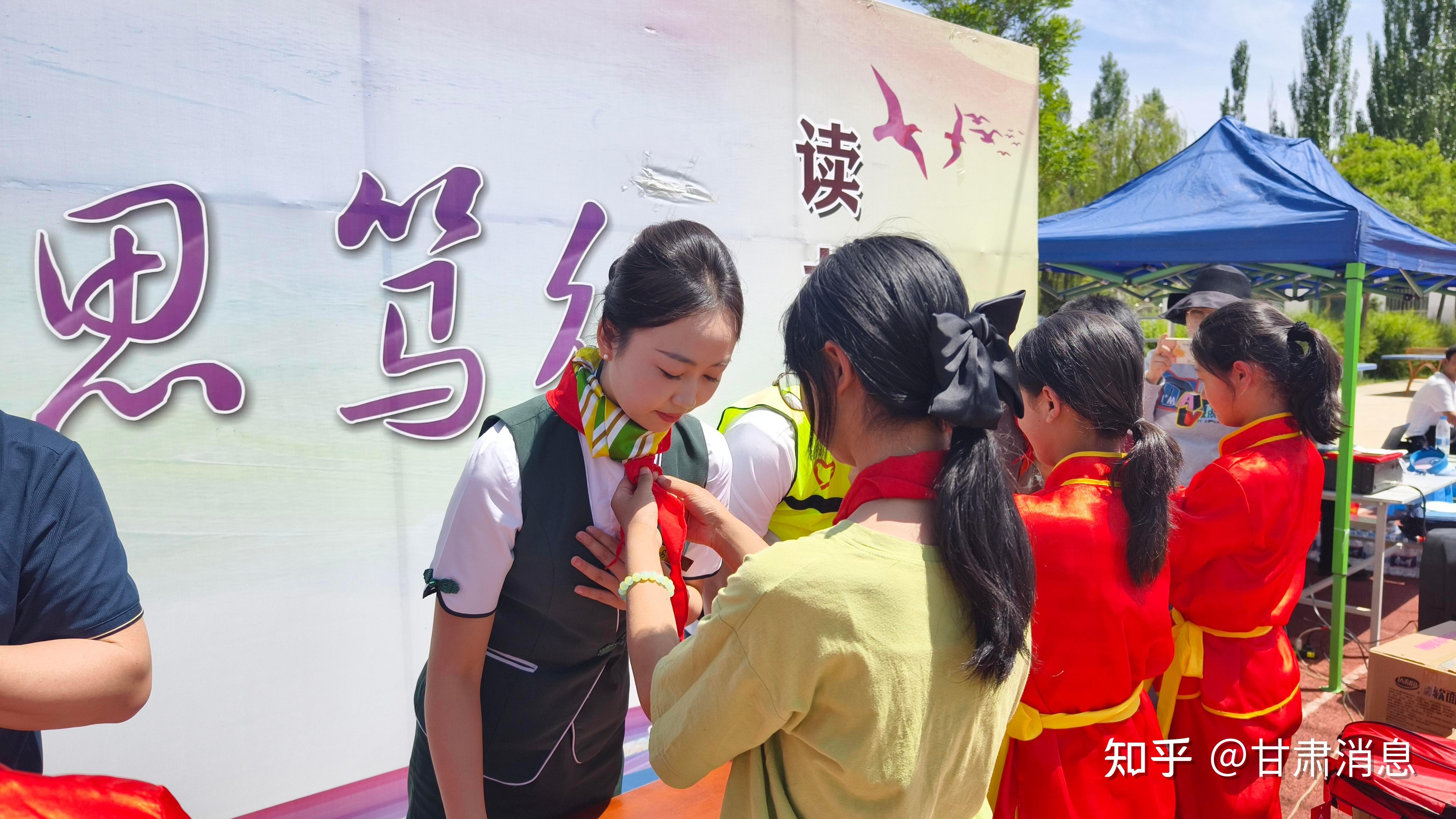 春秋航空兰州基地慰问兰州新区秦川镇周杰希望小学