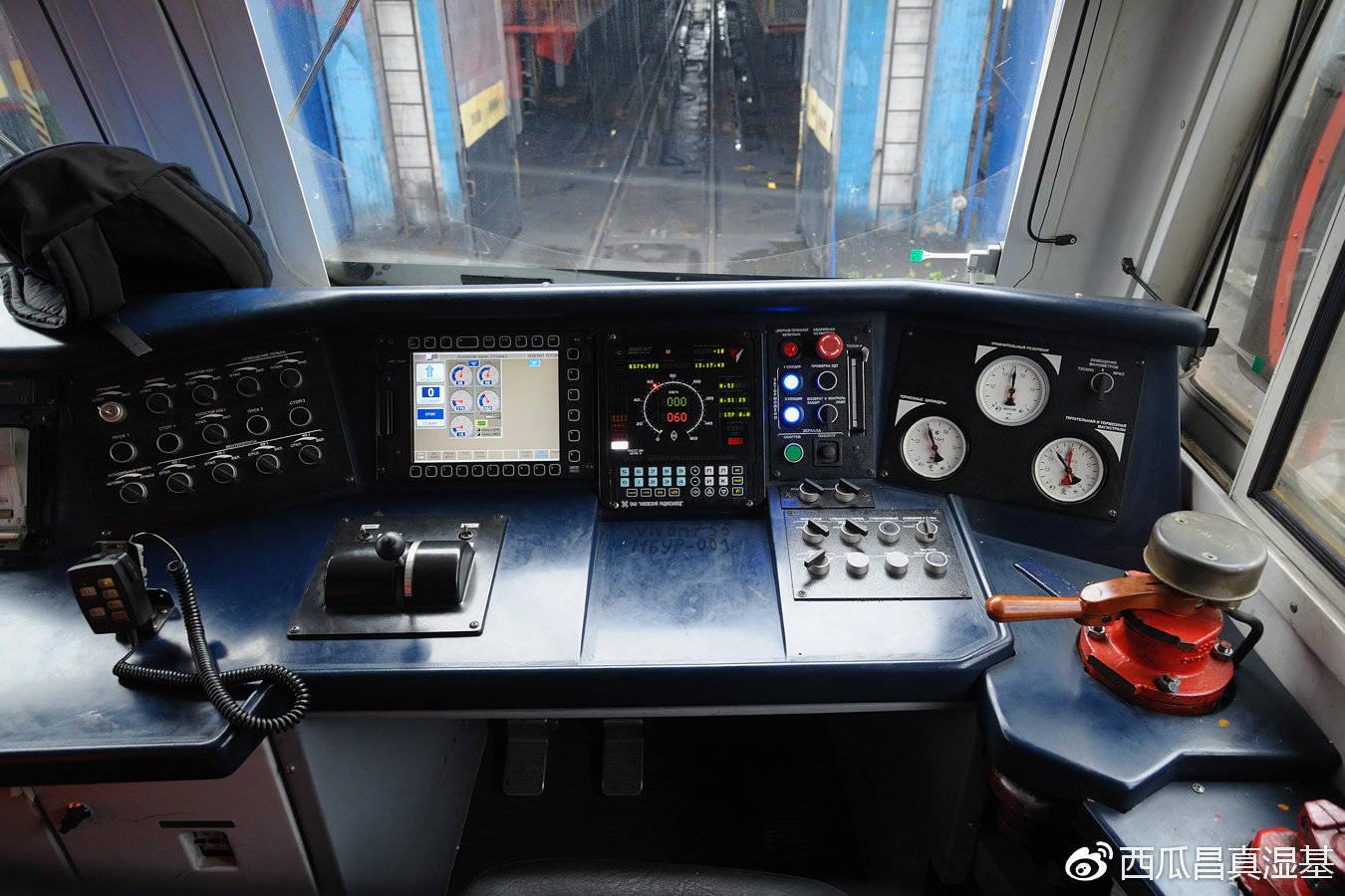 车体,车体由车架,侧墙,司机室及顶盖部件组合成一个完整的箱形结构,侧