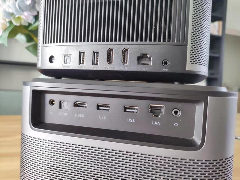 两款机器的接口数量都差不多,极米是usb2.