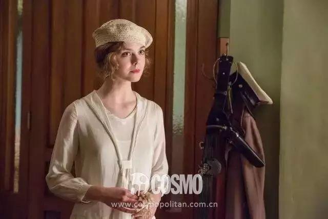 2016年,elle fanning主演的《夜色人生》带我们回到了时尚大解放的20