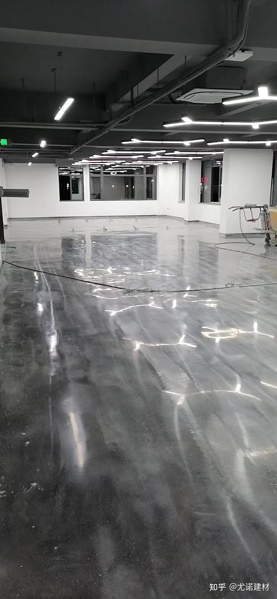 停车场地坪固化他的应用非常广泛,适用于耐磨地坪,混凝土地面和水磨