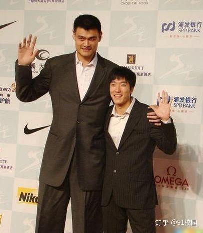 这么和你说吧,在女生眼里180是姚明,179就是刘翔!