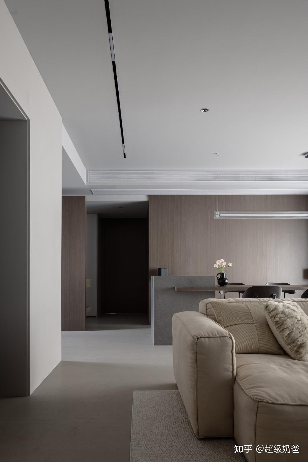 推开入户门便是客厅——很明晰的极简风格,黑白灰咖作为空间主色调