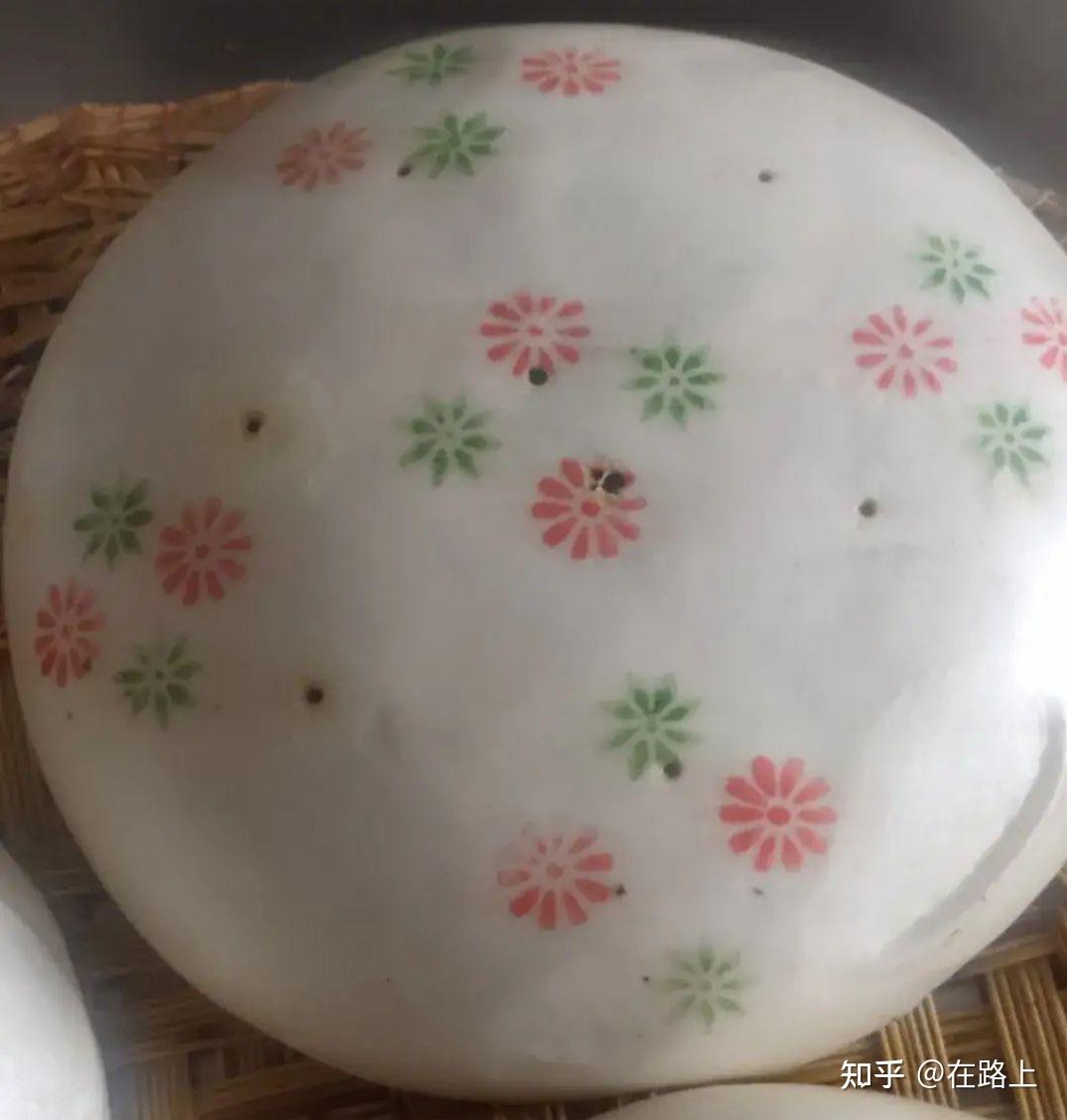 凉州大月饼,造型独特,风格迥异,用香豆子,姜黄,红曲,胡麻等磨成粉