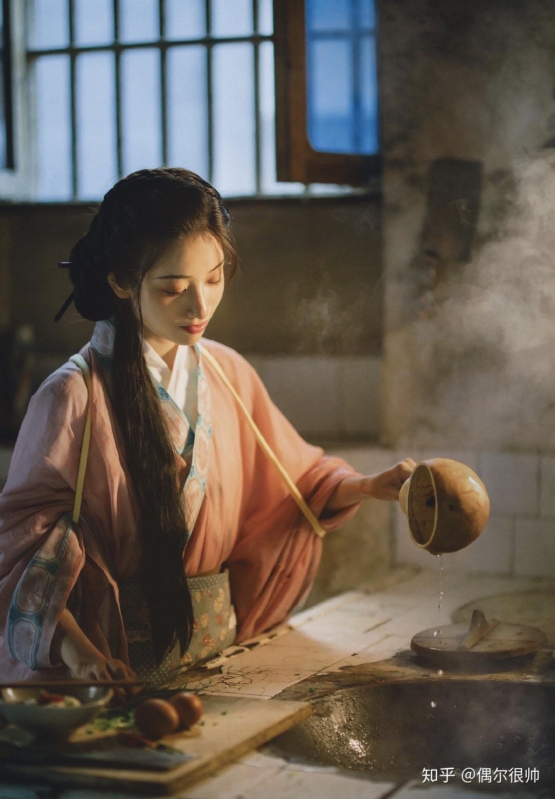 君画我绣,以为持酒之需.布衣菜饭,可乐终身,不必作远游计也.