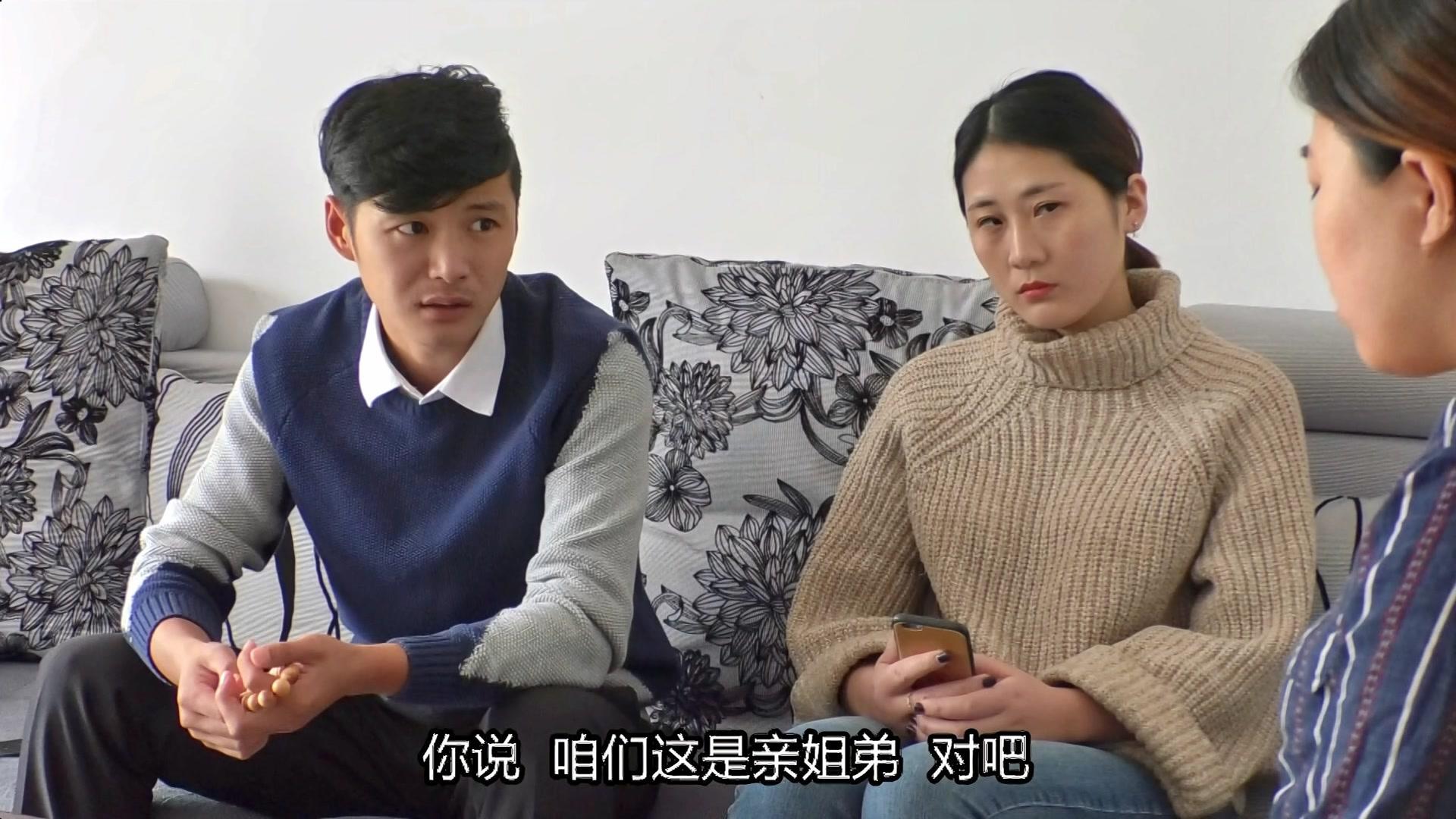 姐姐天天让弟弟去买菜,弟弟感觉奇怪,提前回家才发现姐姐的秘密