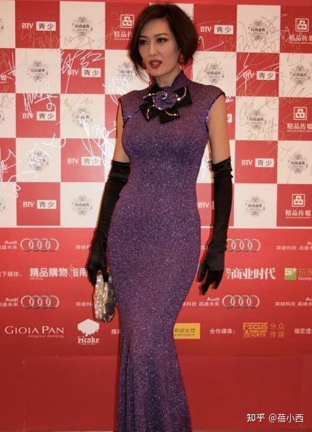 孟广美完全不在乎大婶的年纪穿红色连衣裙配盘发气质真洋气