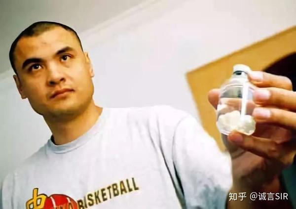 那年最后,八一队击败广东队捧起冠军奖杯,刘玉栋松了口气,仿佛膝盖一