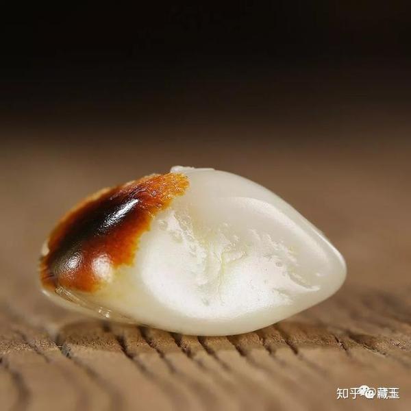 和田玉籽料当红皮遇上脂白