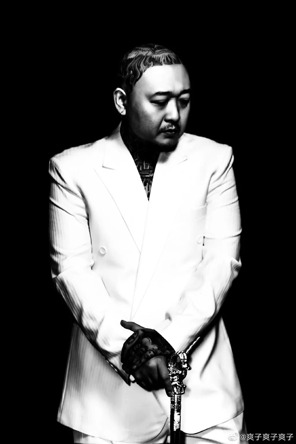 作为一个说唱歌手,爽子辉煌过,也落寞过,此时此刻的他就像是希腊神话