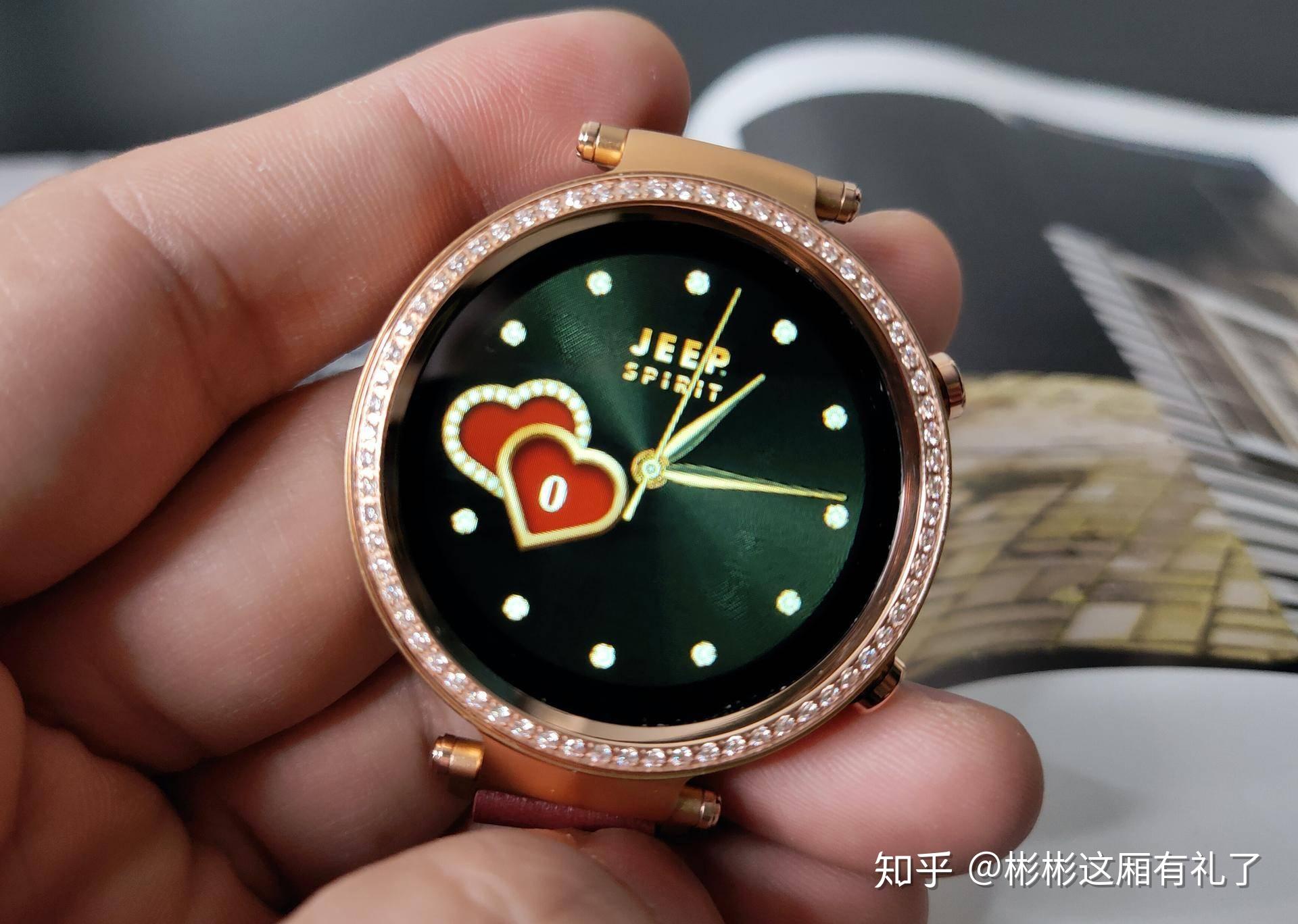 趁没送出手之前,把手表先把玩一下嘿嘿嘿.按一下右边的按键,恩?