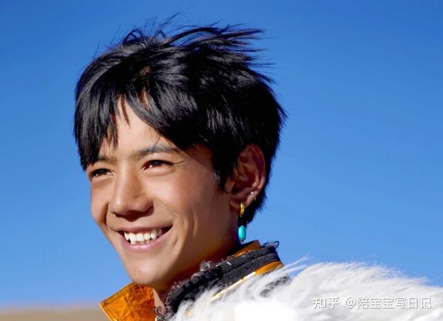 对争先恐后抛来的橄榄枝，丁真的父母不停地推脱拒绝，唯恐小儿子被骗。最后，直到国有企业理塘旅投公司向这