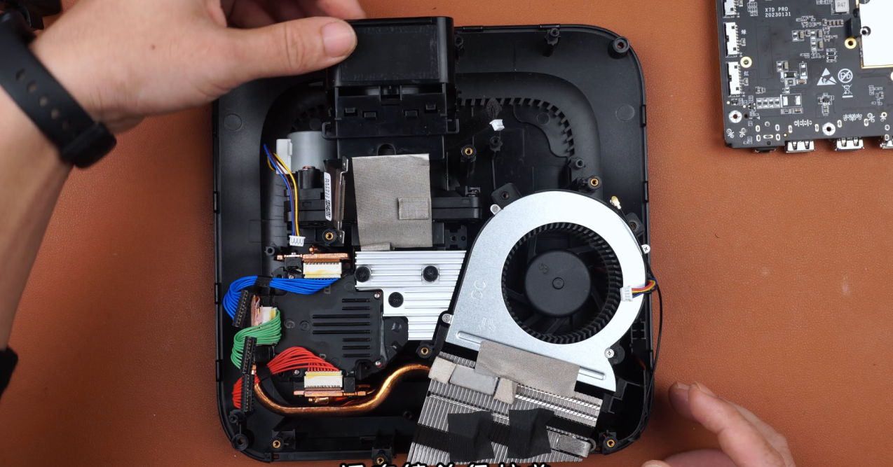 我们再把音响拆下来后,拆掉镜头保护盖,主板拆下来之后就是下图这个