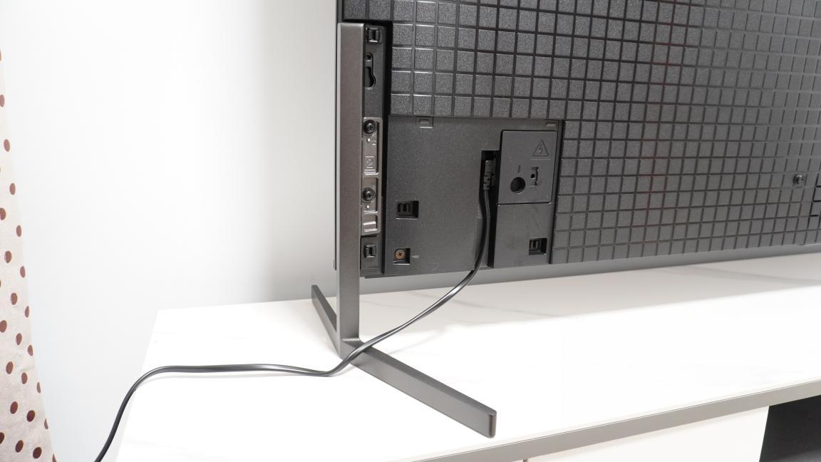 索尼a95l电视也 是采用了"无界全面屏"设计风格,而且采用默认的脚架