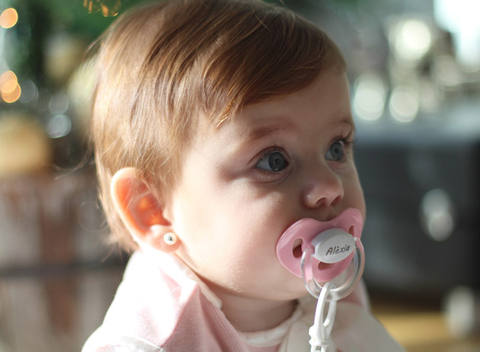 西班牙的女baby出生没多久就会打耳洞,带上小小的耳钉,以… 阅读全文