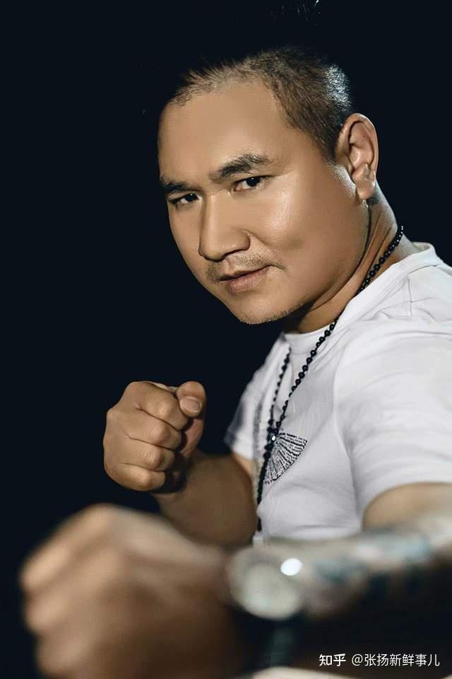 导演玄城子在拍摄现场组织其他演员跟随杨鑫学习截拳道,对此杨鑫表示