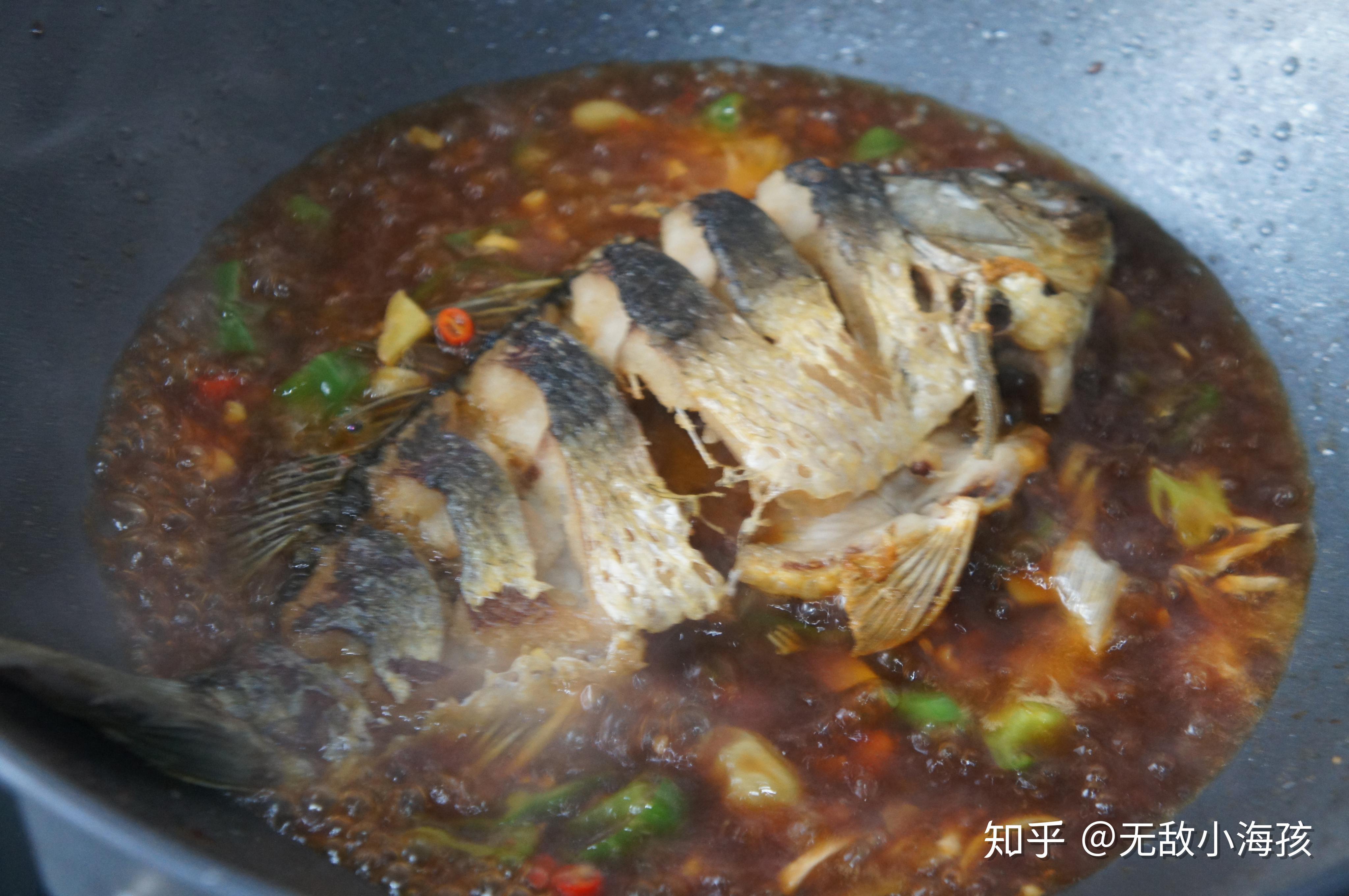 把鲤鱼放进水中煮一煮，出锅瞬间变美食，做法简单易学，全家都喜欢 - 哔哩哔哩