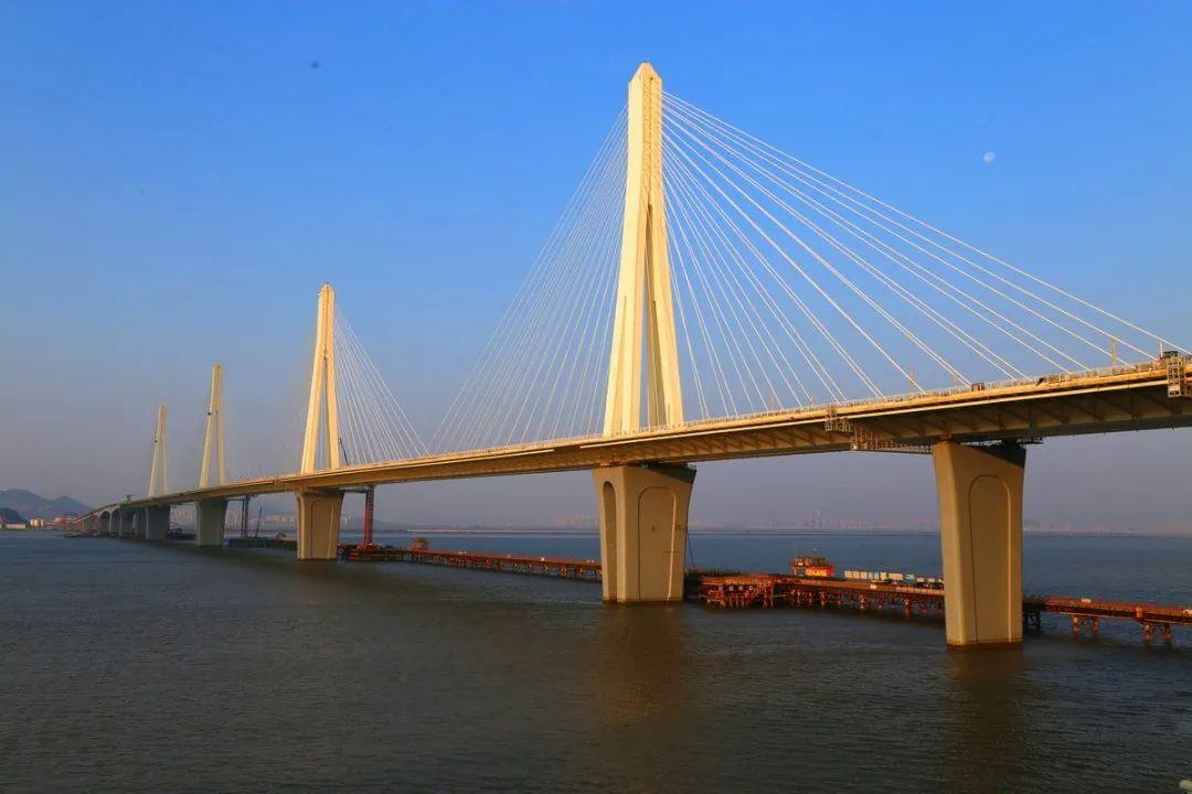 近日,金海大桥白藤河段的钢管拱启动安装,未来它将成为白藤河水道上的