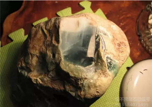 赌石高手告诉你赌石第一刀应该要怎么切