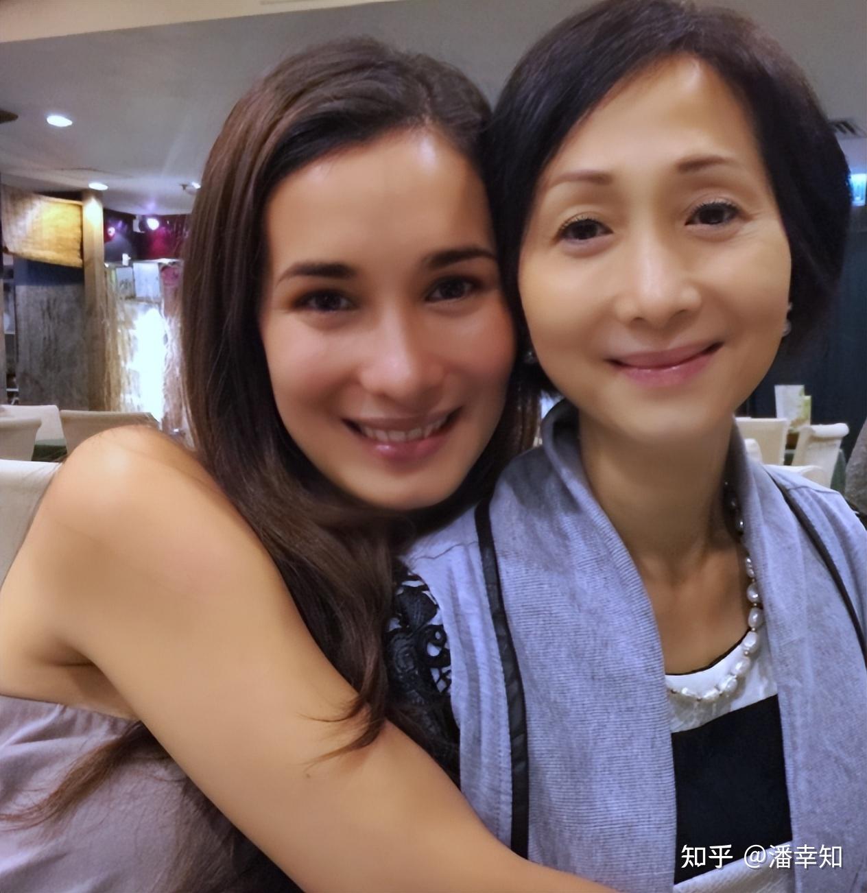 14岁,卢靖姗在音乐道路上就取得了优秀的成绩,曾拿下当时台湾音乐榜单