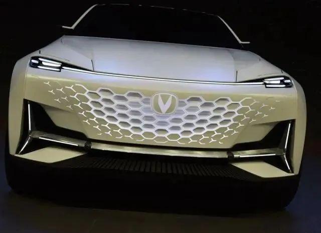 伴隨著新車標的登場,長安汽車推出了全新的vision-v概念車