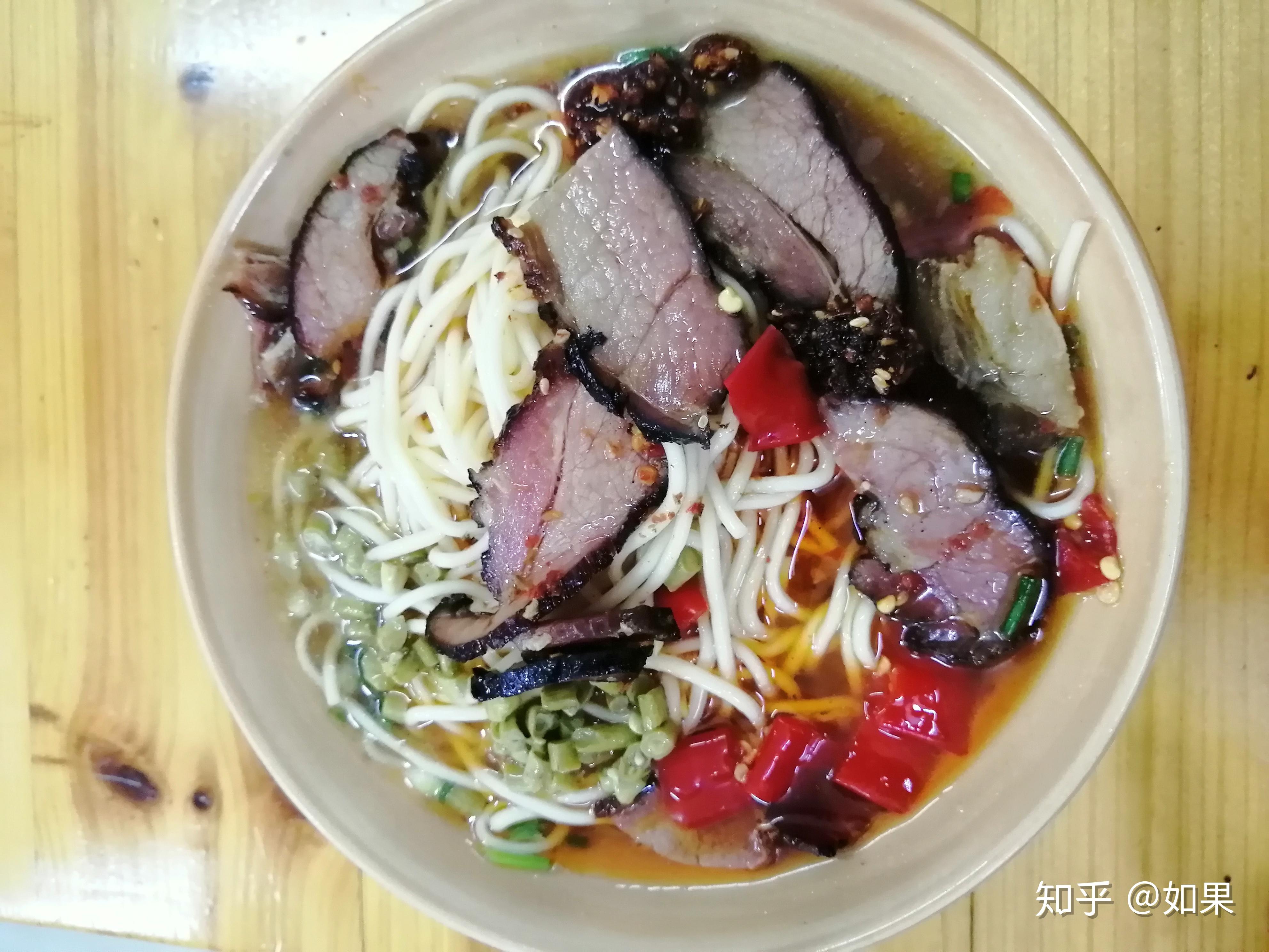 早餐的话苗家腊肉粉面都还不错,馄饨,炒饭炒面之类的都有,价格在10-15