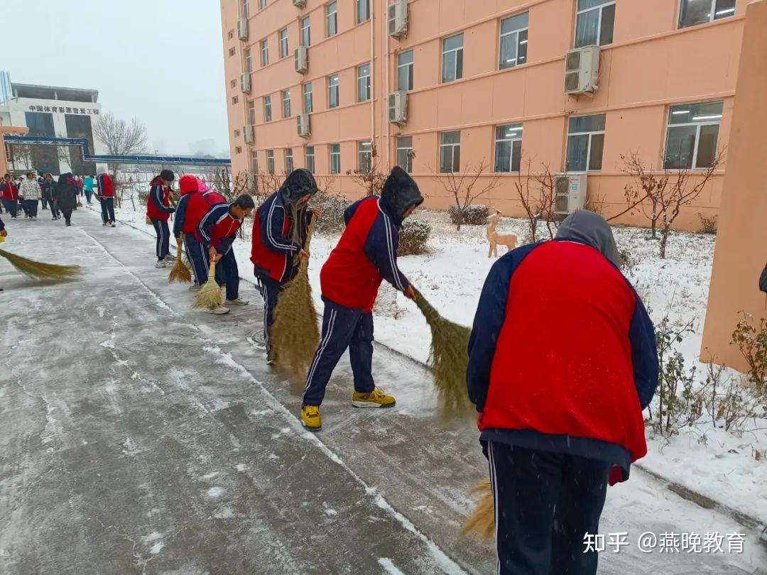 学校扫雪照片图片